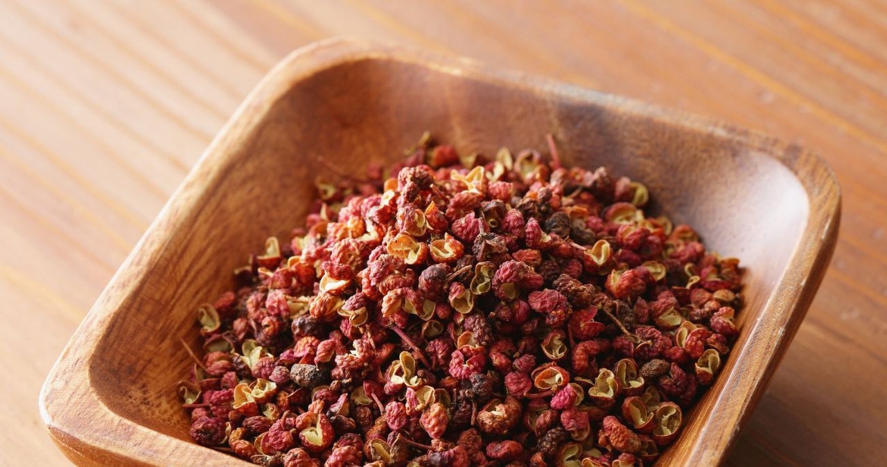 Ten japoński pieprz ma ciekawy aromat. Idealnie pasuje do ryb. /Aflo Images /Canva Pro