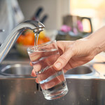 Ten jeden prosty trik usuwa nawet 90 proc. mikroplastiku z twojej wody z kranu