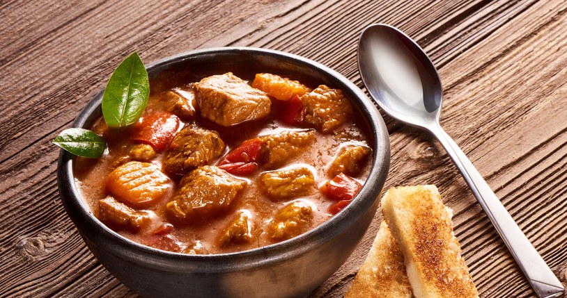 ​Ten "kociołek" to coś więcej niż gulasz. Idealny, gdy za oknem mróz /Picsel /123RF/PICSEL