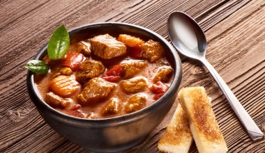 ​Ten "kociołek" to coś więcej niż gulasz. Idealny, gdy za oknem mróz