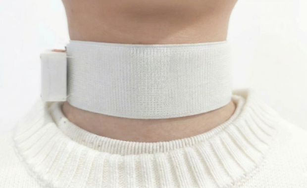 Ten kołnierz pozwala mówić bez otwierania ust. Pomaga pacjentom po udarze