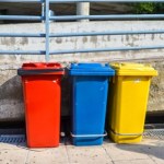 Ten kolor pojemników na śmieci spotykamy coraz częściej. Co do nich wrzucać?