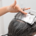 Ten kolor potrafi odjąć lat. Przy siwych włosach fryzjerzy polecają go najczęściej 