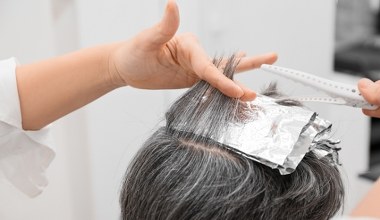 Ten kolor potrafi odjąć lat. Przy siwych włosach fryzjerzy polecają go najczęściej 