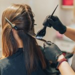 Ten kolor włosów będzie królował jesienią. Poproś o niego swoją fryzjerkę