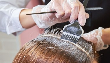 Ten kolor włosów króluje w salonach fryzjerskich tej jesieni. Twarzowy i odmładzający 