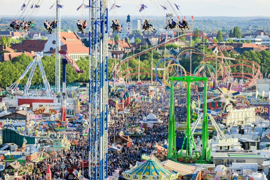 Ten kultowy festiwal piwa ma ponad 200 lat tradycji i przyciąga miliony turystów rocznie /Shutterstock