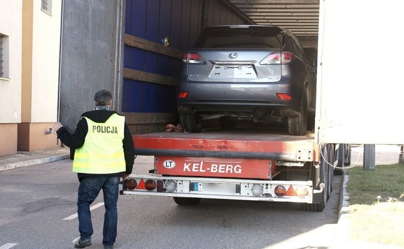 Ten Lexus został skradziony w Belgii i jechał na Litwę /Policja