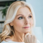Ten makijaż odejmuje lat i wygląda naturalnie. Panie po 50-tce go kochają 