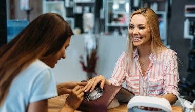 Ten manicure jest idealny na każdą porę roku. Minimalistki go uwielbiają