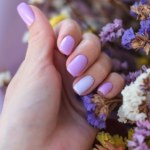 paznokcie Ten manicure jest idealny na lato. Subtelny i bardzo kobiecy kolor