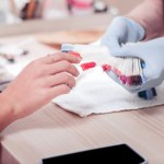 Ten manicure optycznie odmładza dłonie. Dla pań po 50-tce jak znalazł 