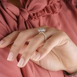 Ten manicure pasuje na każdą okazję. Przepis na eleganckie i ponadczasowe paznokcie