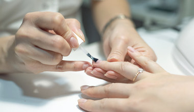 Ten manicure podbija serca kobiet. Nie znajdziesz modniejszego na wiosnę i lato
