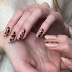 Ten manicure sprawia, że paznokcie wydają się dłuższe i smuklejsze