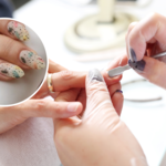 Ten manicure to hit nadchodzących miesięcy! Zobacz najlepsze inspiracje na lastryko nails
