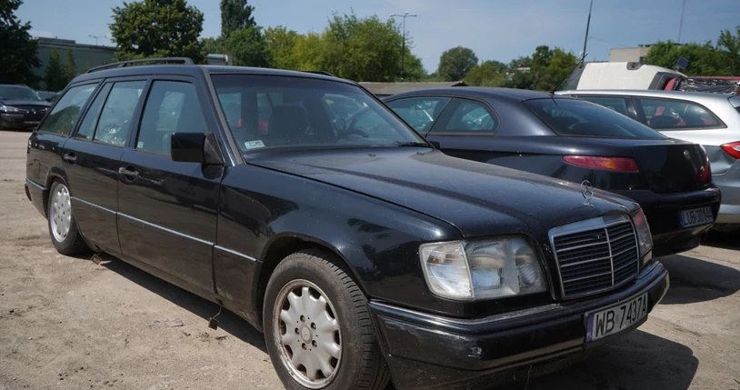 Ten Mercedes klasy E typoszeregu W124 w wersji 2,5 TD sprzedany został za 5,5 tys. zł /