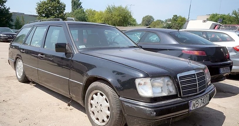 Ten Mercedes klasy E typoszeregu W124 w wersji 2,5 TD sprzedany został za 5,5 tys. zł /