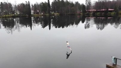 Ten mężczyzna przebiegł po tafli jeziora. Zobacz jego wyczyn!