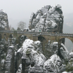 Ten most nie ma sobie równych. Piękna formacja skalna blisko polskiej granicy