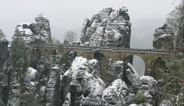 Ten most nie ma sobie równych. Piękna formacja skalna blisko polskiej granicy