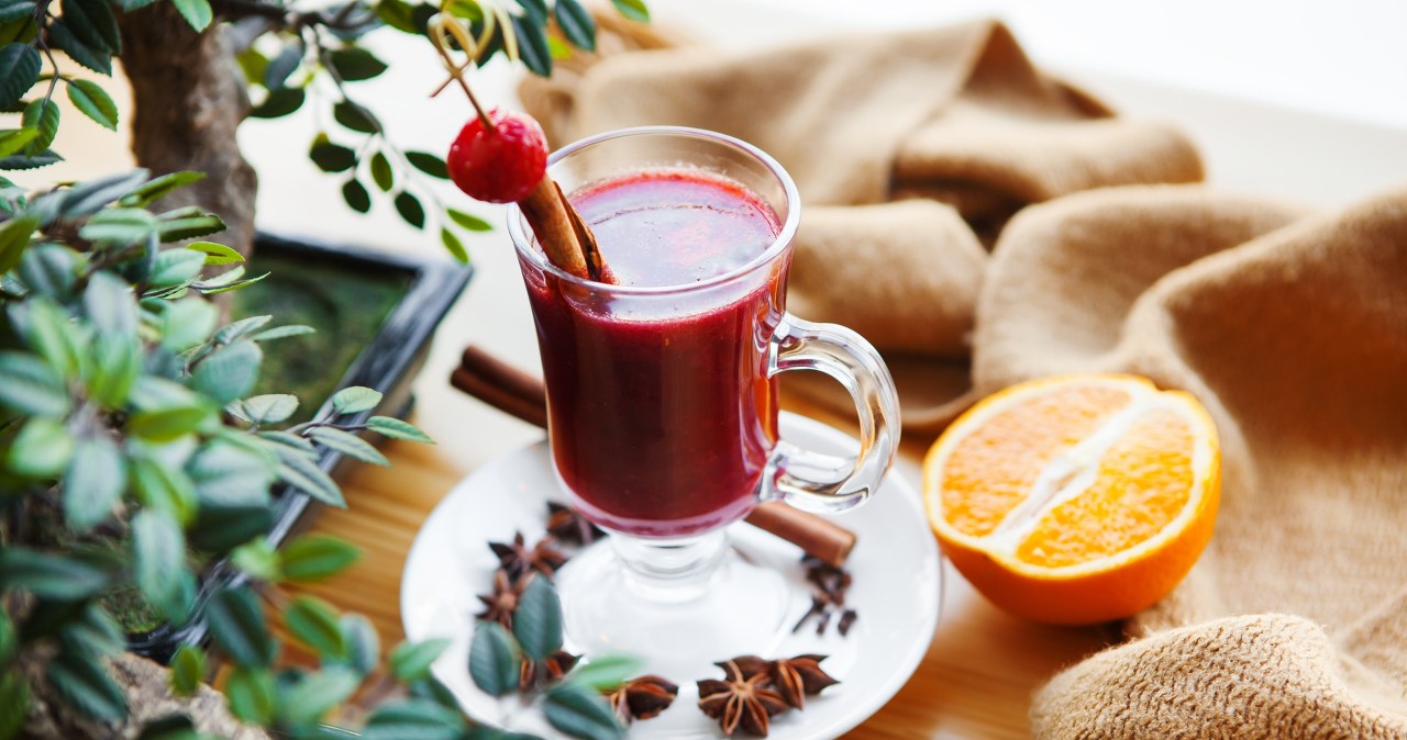 Ten napój coraz częściej zastępuje zwykły kompot. Działa kojąco na układ pokarmowy. /ilstock21 /123RF/PICSEL