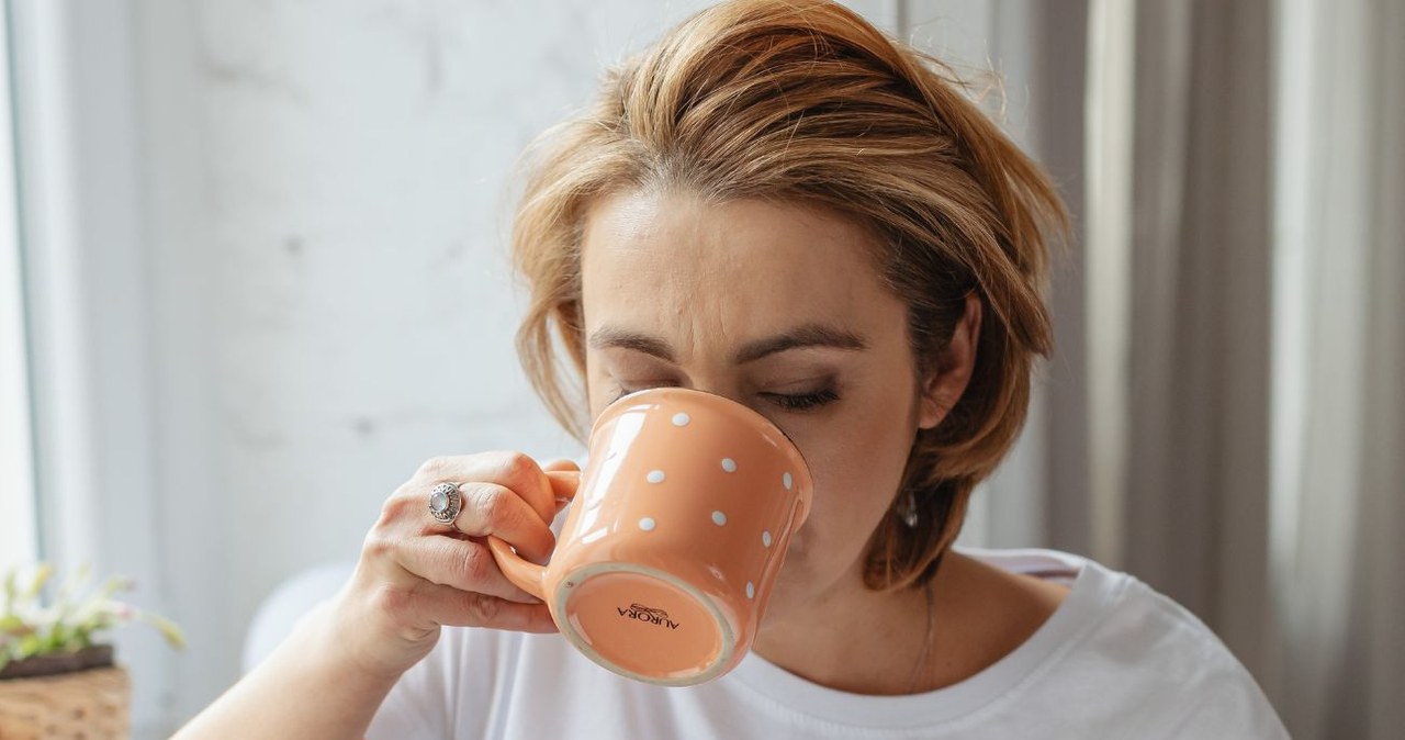 Ten napój działa lepiej jak ciepła woda z miodem pita na czczo. /Karola G /Canva Pro
