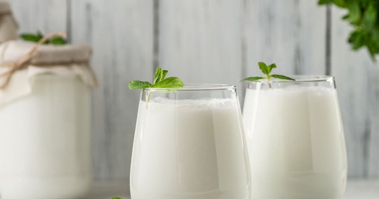 Ten napój przypomina nieco nasz rodzimy kefir. Jest bardzo zdrowy. /mescioglu /Canva Pro