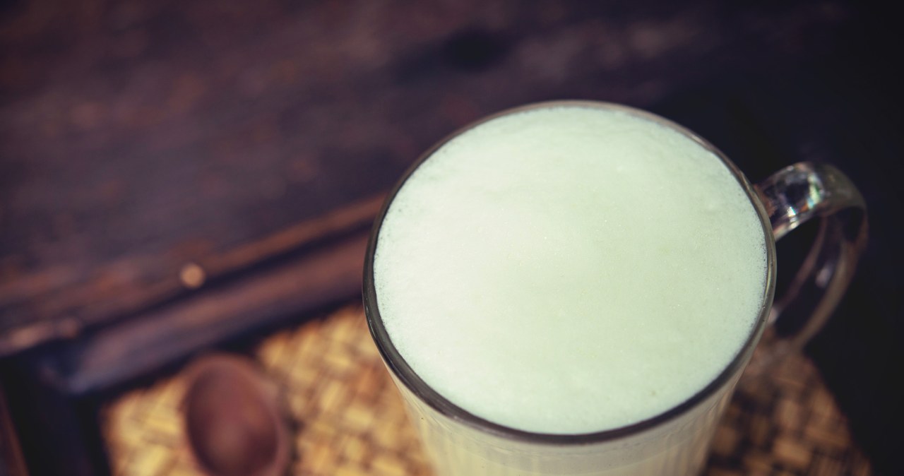 Ten napój przypomina nieco nasz rodzimy kefir. Jest bardzo zdrowy. /bunyaritpic /123RF/PICSEL