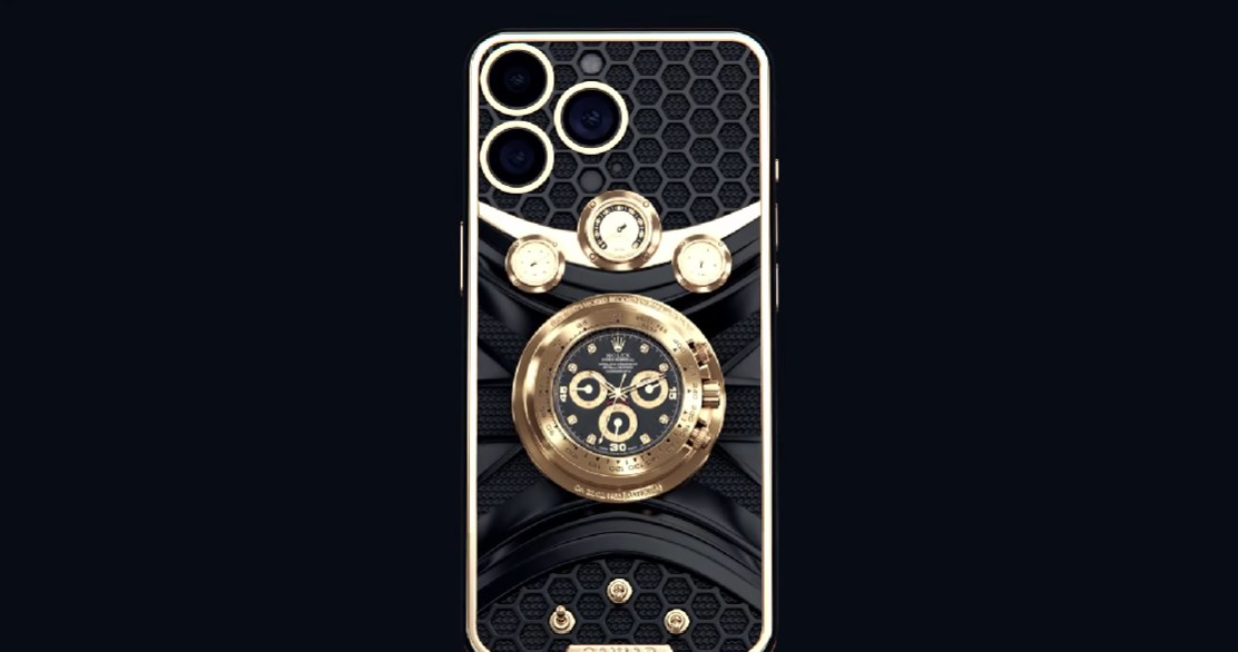 Ten odpicowany dizajnersko iPhone kosztuje "tylko" ponad pół miliona złotych /Zrzut ekranu/YouTube/Caviar iPhone/"iPhone 14 Pro with a built-in Rolex Daytona watch and racing car dashboard" /Informacja prasowa
