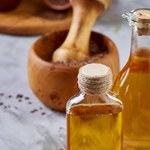 Ten olej najlepiej pasuje do śledzi. Obniża cholesterol i wzmacnia stawy