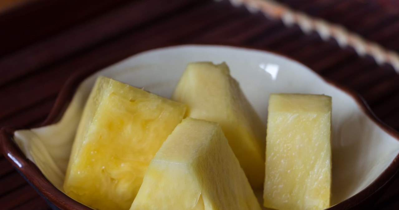 Ten owoc jest źródłem witaminy C, która pomaga w syntezie kolagenu. Regularne jedzenie owocu poprawi wygląd skóry. /mesteban75 /Canva Pro