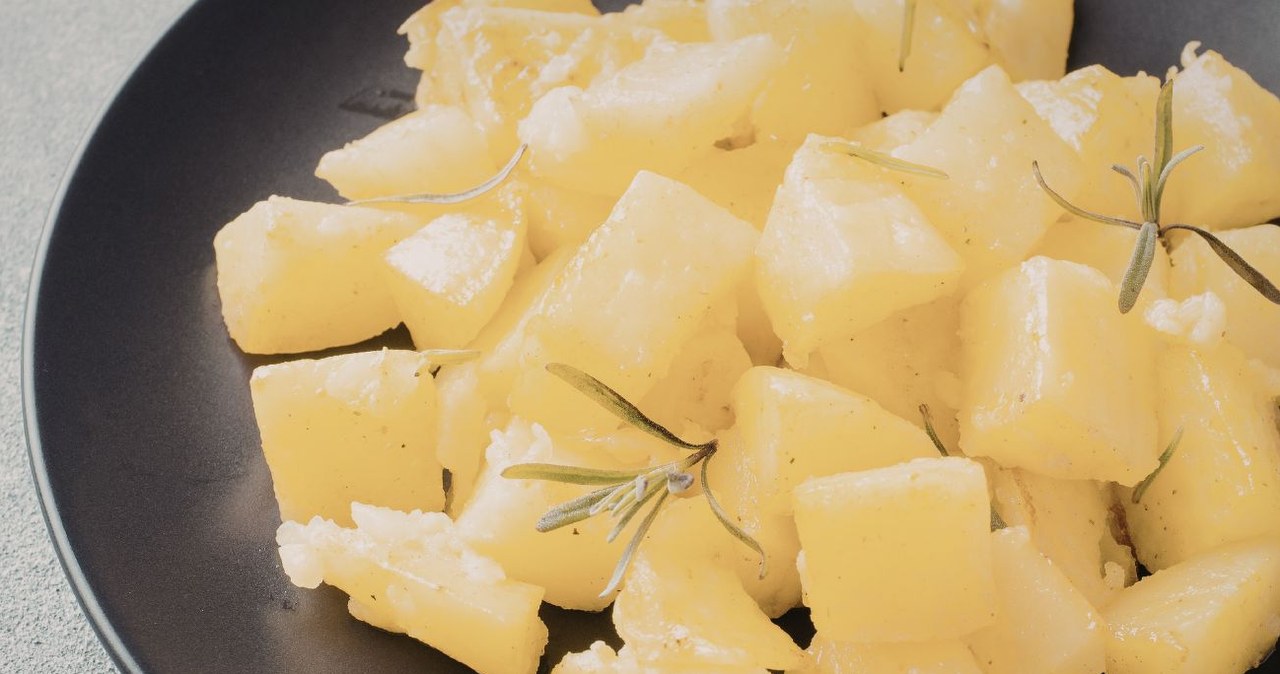 Ten owoc jest źródłem witaminy C, która pomaga w syntezie kolagenu. Regularne jedzenie owocu poprawi wygląd skóry. /Doina Tocmelena/'s Images /Canva Pro