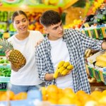 Ten owoc ma najmniej pestycydów. Znajdziesz go w każdym markecie 