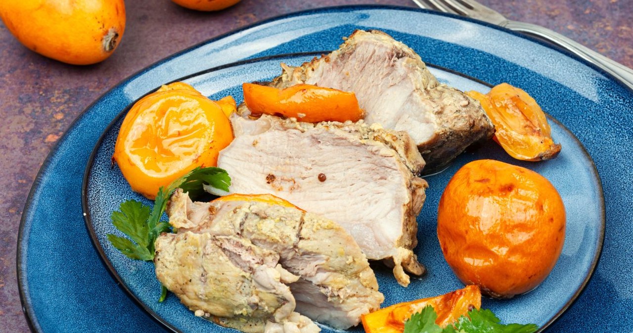 Ten owoc nadają się do jedzenia dopiero po 2-4 tygodni od zerwania. Warto dodawać go do mięs. /Mykola Lunov /Canva Pro