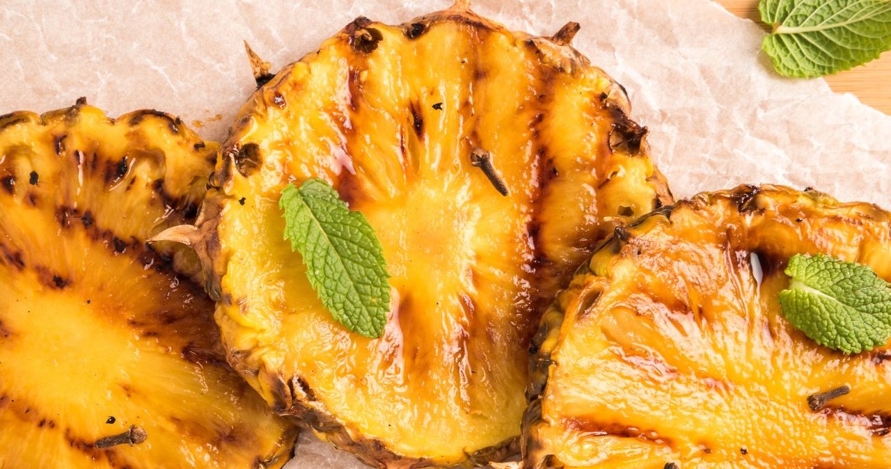 Ten owoc obfituje w cenne bromeliny, które pomogą przy dnie moczanowej. /homydesign /Canva Pro