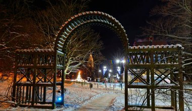 Ten park zdrojowy przyciąga turystów nietypowym wyglądem. Warto odwiedzić go zimą