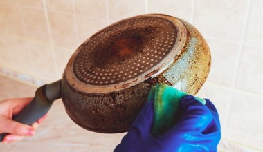 Ten patent to złoto. Moje stare patelnie lśnią jak nowe 