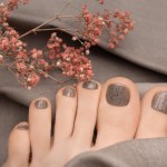 Ten pedicure sprawia, że stopy wyglądają na smuklejsze. Idealny na lato