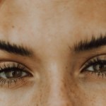 Ten peeling pobudza każdy włosek. Po miesiącu brwi są widocznie zagęszczone