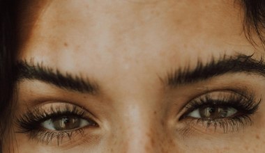 Ten peeling pobudza każdy włosek. Po miesiącu brwi są widocznie zagęszczone