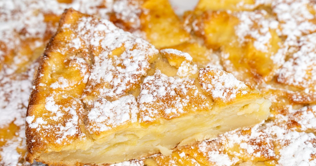 Ten placek z jabłkami rozpływa się w ustach /xrobak /123RF/PICSEL