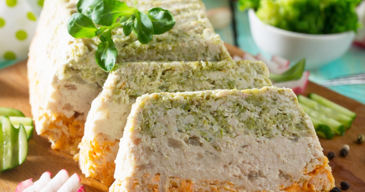 Ten pomysł na wielkanocny pasztet jest inspirowany kuchnią francuską / elenahramowa /123RF/PICSEL