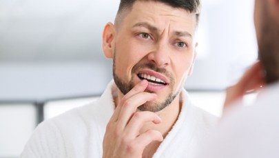 Ten poranny nawyk może zniszczyć ci zęby!