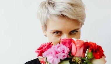 Ten preparat pomaga zatrzymać chłodny odcień blondu dłużej. 10 minut i kolor wygląda jak po wyjściu z salonu