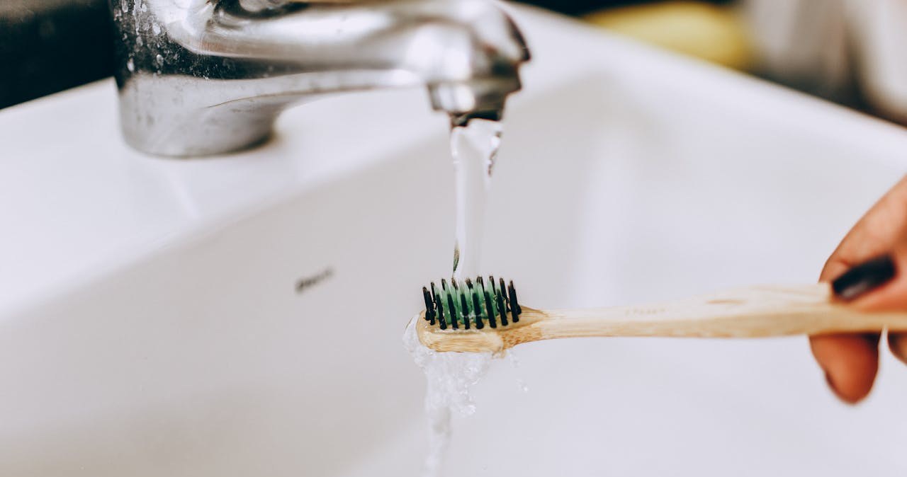 Ten produkt z apteki może pomóc przy przebarwieniach zębów po kawie i herbacie /Helena Lopes /pexels.com