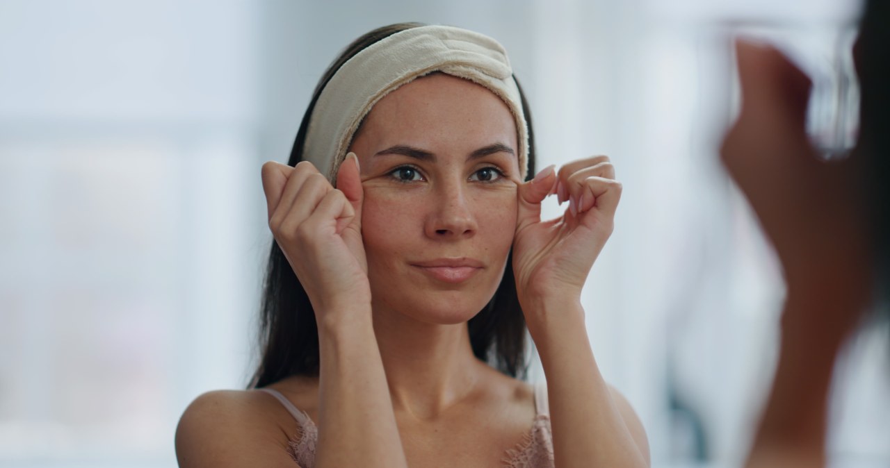 Ten prosty masaż brwi i okolic oczu poprawia wygląd twarzy /123RF/PICSEL                 /123RF/PICSEL