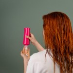Ten prosty sposób na mokre włosy chroni je i ułatwia bezbolesne rozczesywanie