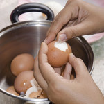 Ten prosty trik pomoże ci w obieraniu jajek. Skorupki odejdą w mig