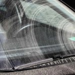 Ten prosty trik pomoże na smużące wycieraczki. Nie trzeba biec do sklepu